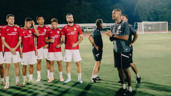 Pelatih Timnas Indonesia Patrick Kluivert saat memberikan instruksi kepada para pemain. [Instagram]